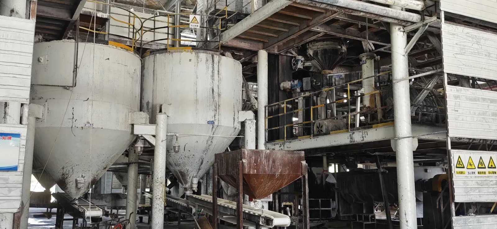 Blending and dosing hoppers on the production line